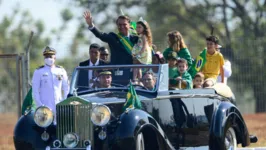 Nelson Piquet dirigindo o Rolls Royce em que Bolsonaro chegou para cerimônia comemorativa do 7 de Setembro