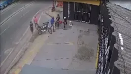 Além da parada de ônibus, o assaltante também tem roubado pessoas na feira local, atacando preferencialmente as mulheres.