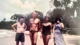 Benedito Nunes, Michel Foucault, Edna Castro e Maria Sylvia Nunes na praia do Maraú