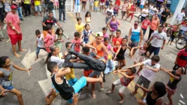 Crianças participam de festividades da Páscoa no bairro da Cremação