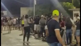 A fila de torcedores ocupava o lado de fora do estádio.