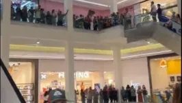 Em shopping, grupo chamou atenção cantando louvor