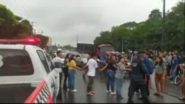 Protesto dos alunos em frente à escola Palmira Gabriel