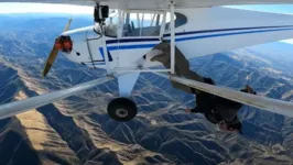 Trevor levou paraquedas, câmeras e um bastão de selfie para filmar tudo