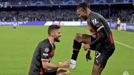 Giroud agradecendo Rafael Leão