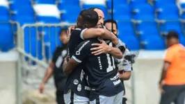 Muriqui e Diego Tavares comemoram gol remista no Re-Pa da Copa Verde, no último domingo (26), no Mangueirão.