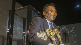 Pelé poderá ser visitado pelo povo, que o saudou de várias formas