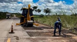 Duas equipes são formadas por operários, máquinas e equipamentos e se concentram no trecho da PA-150, entre Tailândia e Goianésia do Pará