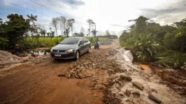 O tráfego pela rodovia ficou completamente interditado com a força das águas