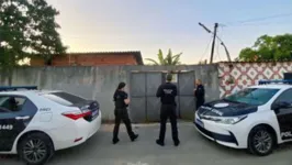 Policiais Civis fazendo diligências na residência do suspeito