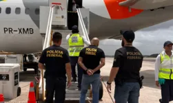 Os agentes federais aguardavam o desembarque na porta da aeronave, que tinha acabado de chegar de Minas Gerais.