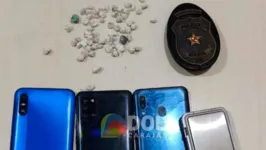 Com o suspeito foram encontrados 62 petecas de crack, balança de precisão e celulares