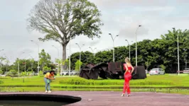 Todos os dias, visitantes pedalam pela via de circulação de bicicletas do parque