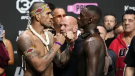 Poatan e Adesanya na encarada durante a pesagem cerimonial do UFC 287.