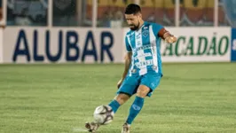 O atleta  no meio de campo do Paysandu