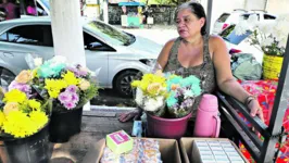 A vendedora Rosana Conceição, 53, só trabalha com flores naturais.