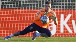 Goleiro Ederson e técnico Ancelotti podem se encontrar em uma possível semifinal de Liga dos Campeões, mas em lados opostos no gramado, no caso de o Manchester City e o Real Madrid