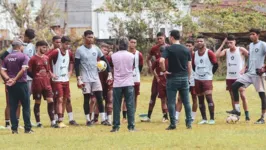 Em sua chegada ao Leão, Thiago Gasparino (camisa preta) fez questão de conversar com os garotos da base azulina.