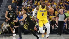 LeBron James em ação contra os Warriors pelo jogo 1 das semifinais da NBA