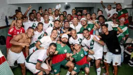 Jogadores cruzmaltinos comemoram vitória nos vestiários do Souza
