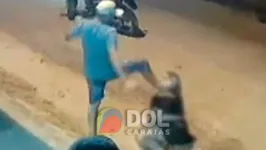 Imagens mostram toda a ação violenta contra a mulher, que indefesa, nem consegue se levantar do chão