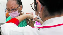 Engrácia Lima do Rosário, 89, chegou bem cedo à unidade para receber a sua vacina bivalente.