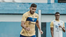 Zagueiro foi titular no clássico e deve ganhar a companhia de Naylhor ou Wanderson na volta, já que Genilson foi expulso