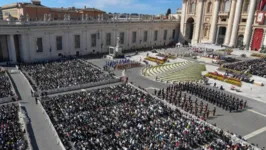 Mais 100 mil pessoas estiveram na Praça São Pedro, no Vaticano.