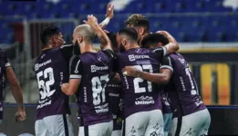 Jogadores do Remo comemoram um dos gols da vitória por 4 a 2 sobre o Caeté, no primeiro jogo pelas quartas de final do Parazão.