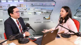 Cássio Bitar e  dra. Flávia Marçal, durante gravação do Comando do Consumidor.