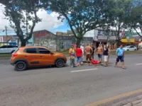 O idoso usava muletas quando tropeçou e caiu na frente do carro.