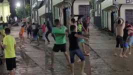 As imagens mostram um grupo de homens e mulheres se enfrentando em meio a chutes, socos e pauladas.