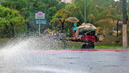 Nos últimos dias, chuva intensa tem deixado ruas alagada e trânsito engarrafado na capital