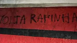 Em sinal de protesto, torcedores picharam muros da Gávea pedindo retorno do lateral Rafinha.