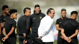 Sem tempo para treinar antes do jogo contra o Remo, pela Copa do Brasil, Cuca tenta mudar postura do Corinthians na base da conversa