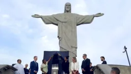 Quem passou pelo ponto turístico no começo da manhã desta quarta-feira (29) tiveram a chance de tirar foto com o troféu da Copa do Mundo Feminina.