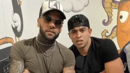 Daniel Alves e o amigo, o chef Bruno Brasil.