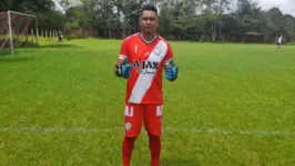 Goleiro sofre acidente em campo e pede ajuda em campanha na web