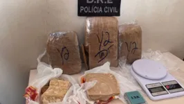 Tijolos de maconha e crack foram localizados com criminoso em atitude suspeita