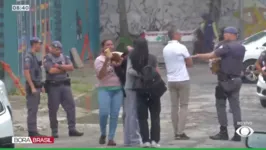 Pais ficaram desesperados aguardando informações da polícia e de socorristas do lado de fora da escola.