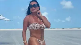 Gretchen chamou a atenção pelo bumbum em foto de biquíni