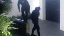 Imagens registradas pelas câmeras de segurança mostram quando dois homens saltaram o muro da casa de Messi.