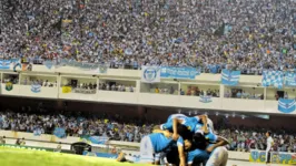 Jogadores do Paysandu comemoram gol de empate no início do 2º tempo. Partida terminaria 4 a 2 para o Boca.