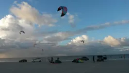 Acidente foi registrado na praia do Atalaia por volta das 15:30 deste domingo (30)