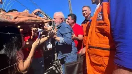 Ao lado do ministro Jader Filho, o presidente visitou um dos abrigos das famílias afetadas pela chuva.