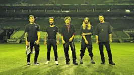 Di Ferrero, Gee Rocha, Filipe, Conrado Grandino e Daniel Weksler estavam há cinco anos distantes da banda para cuidar de projetos pessoais