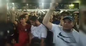 Torcedores, com ingressos em mãos, protestaram após serem impedidos de assistir à partida Remo x Corinthians, pela Copa do Brasil.