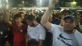 Torcedores, com ingressos em mãos, protestaram após serem impedidos de assistir à partida Remo x Corinthians, pela Copa do Brasil.