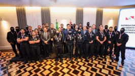 Governador do Pará, Helder Barbalho com os 22 policiais condecorados