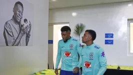 Emerson Royal e Rodrygo passam por imagem de Pelé durante treinamentos da Seleção. Rei será homegeado de várias formas durante amistoso entre Brasil e Marrocos.